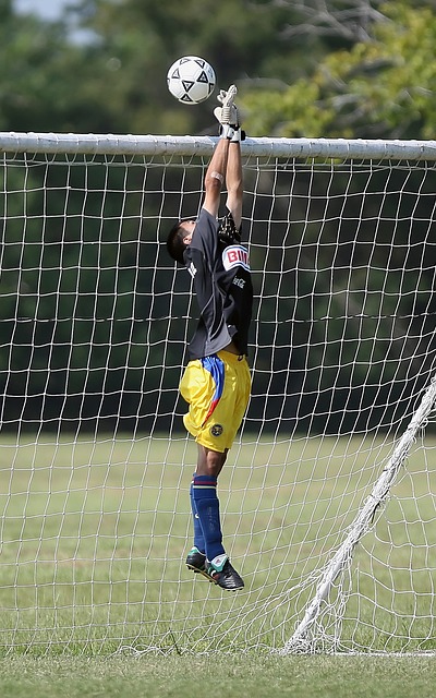 小学生聚会❤️库里赛后耐心给小球迷球衣签名.